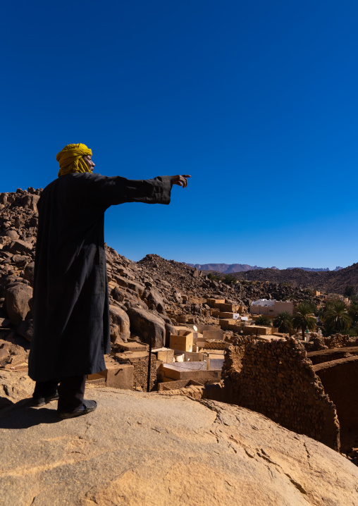 Tuareg at the top of Ksar Zelouaz old town, North Africa, Djanet, Algeria