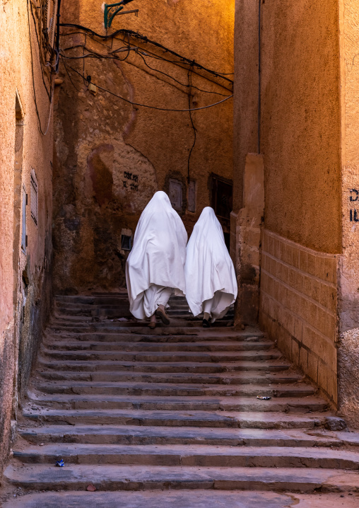 Mozabite women in white haïk in the streets of Ksar El Atteuf, North Africa, Ghardaia, Algeria