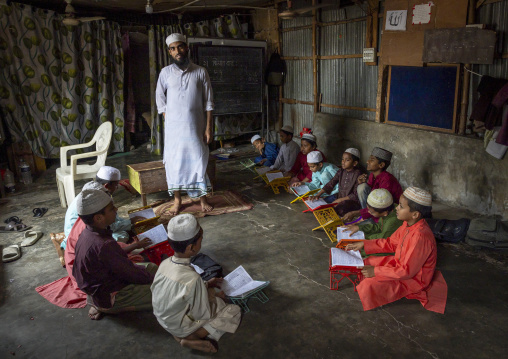 An imam teaching the quran to pupils in a coranic school, Dhaka Division, Dhaka, Bangladesh