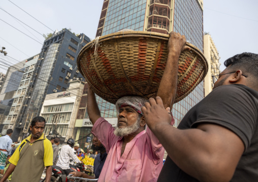 Porter in the Kawran Bazar vegetables and fruits morning market, Dhaka Division, Dhaka, Bangladesh