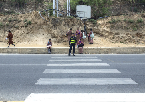 POliceman and pupils on a crossroad, Chang Gewog, Thimphu, Bhutan