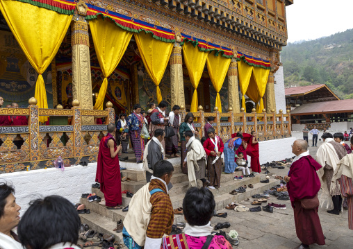 Bhutanese monks and pilgrims in Punakha dzong, Punakha dzongkhag, Punakha, Bhutan