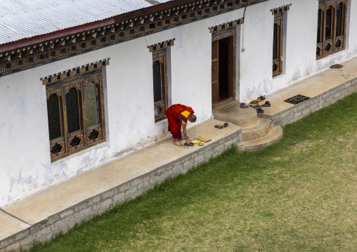 Bhutanese monk in Nyenzer Lhakhang courtyard, Thedtsho Gewog, Wangdue Phodrang, Bhutan