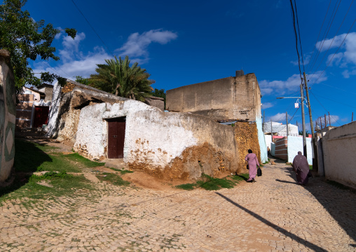 Ethiopian women in the streets of the old town, Harari Region, Harar, Ethiopia