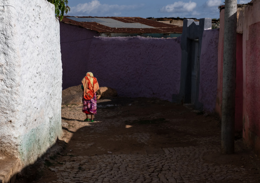 Ethiopian woman in the streets of the old town, Harari Region, Harar, Ethiopia