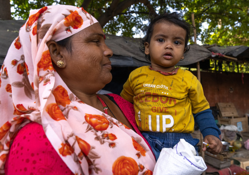 Rajasthani mother with her child in the arms, Rajasthan, Jaipur, India