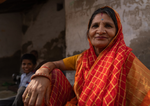 Indian woman in traditional clothing, Rajasthan, Bissau, India