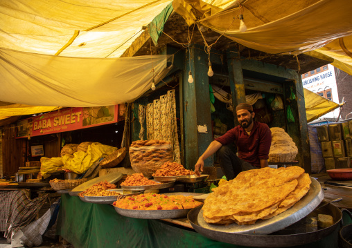 Indian man selling tradional street food, Jammu and Kashmir, Srinagar, India