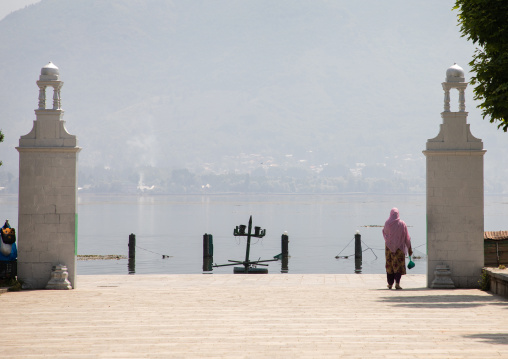 Indian woman at the entrance of Hazratbal Masjid on Dal Lake, Jammu and Kashmir, Srinagar, India