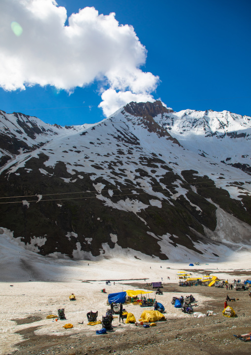 Winter activities in the mountain, Ladakh, Zoji La pass, India