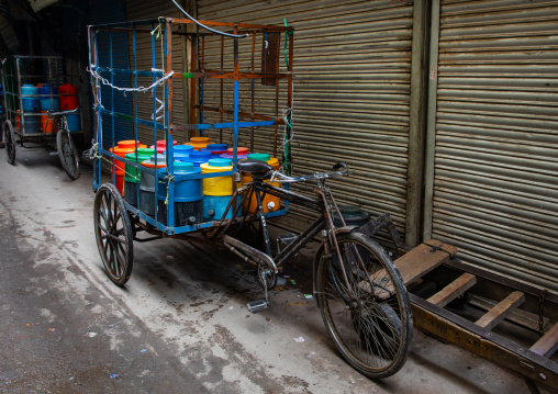 Drinking water in jerricans in old Delhi, Delhi, New Delhi, India