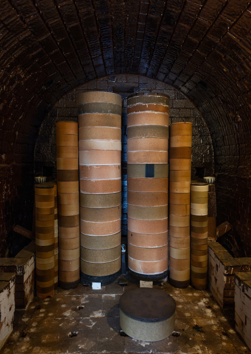 Sayas to surrend the pots in kiln at Genemongama factory, Kyushu region, Arita, Japan