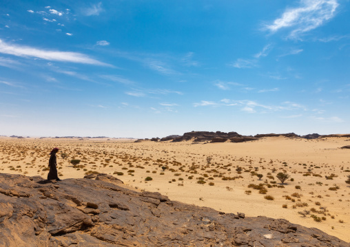 Saudi man walking in the desert, Najran Province, Thar, Saudi Arabia