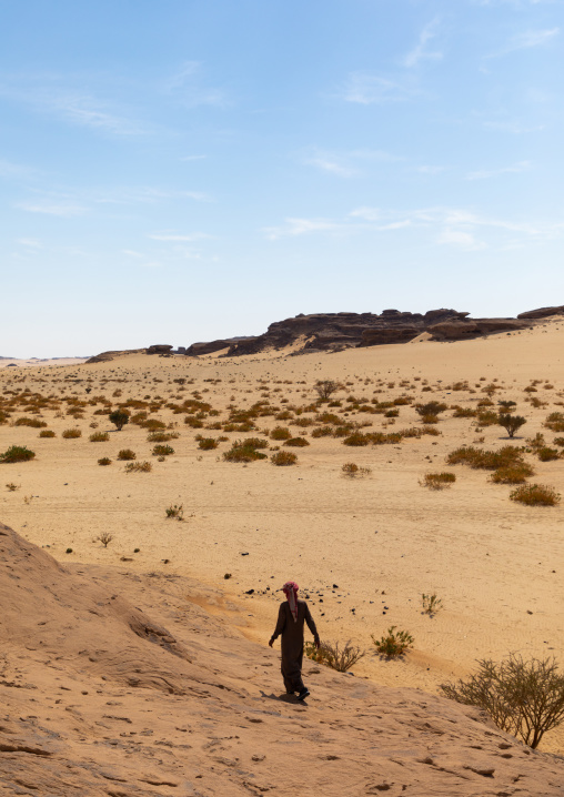 Saudi man walking in the desert, Najran Province, Thar, Saudi Arabia