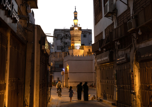 Old house with wooden mashrabiya and mosque in al-Balad quarter, Mecca province, Jeddah, Saudi Arabia