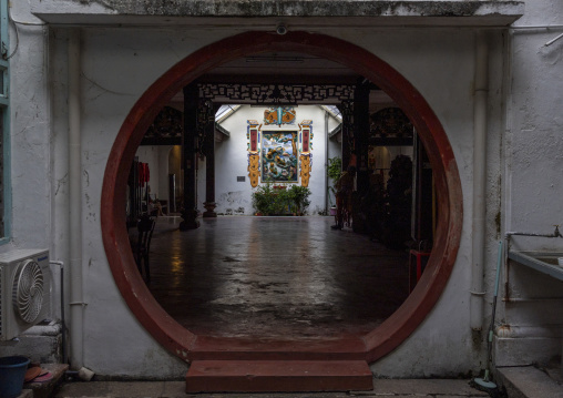 Loo Pun Hong temple chinese circle door, Penang island, George Town, Malaysia