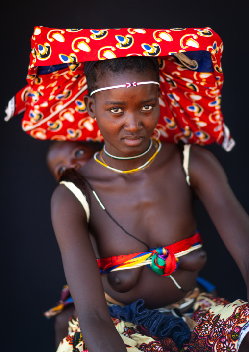 Mucubal tribe woman with her child, Namibe Province, Virei, Angola