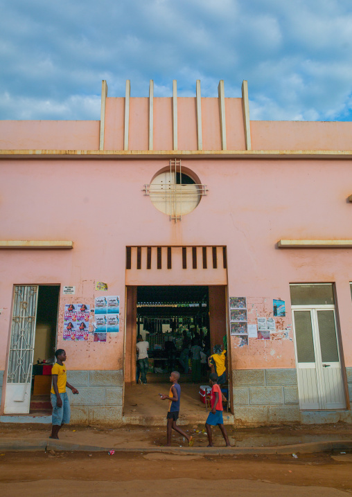 Angolan people entering the local market, Cuanza Norte, N'dalatando, Angola