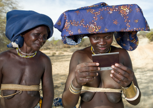 Mukubal Women Looking Polaroid Pictures Of Themselves, Virie Area, Angola