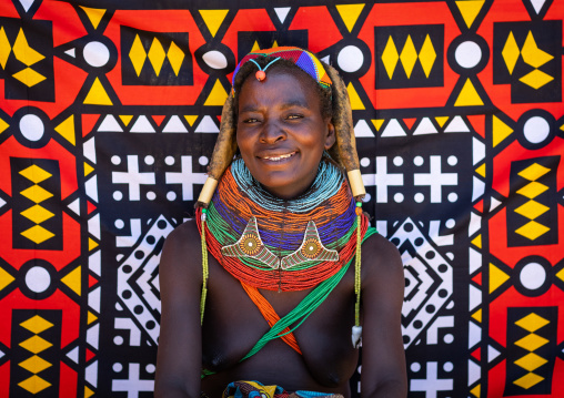 Smiling mumuhuila tribe woman portrait, Huila Province, Chibia, Angola