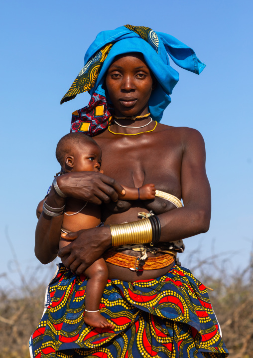 Mucubal tribe woman with her child, Namibe Province, Virei, Angola