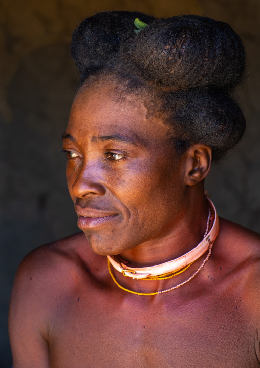 Nguendelengo tribe woman with the traditional bun hairstyle, Namibe Province, Capangombe, Angola