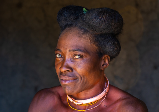 Nguendelengo tribe woman with the traditional bun hairstyle, Namibe Province, Capangombe, Angola