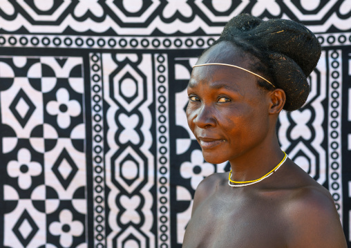 Nguendelengo tribe woman with the traditional bun hairstyle, Namibe Province, Capangombe, Angola