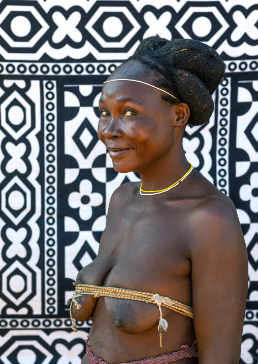 Nguendelengo tribe woman with the traditional bun hairstyle, Namibe Province, Capangombe, Angola