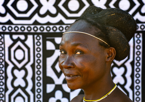 Nguendelengo tribe woman with the traditional bun hairstyle, Namibe Province, Capangombe, Angola