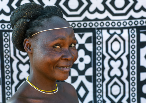 Nguendelengo tribe woman with the traditional bun hairstyle, Namibe Province, Capangombe, Angola