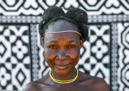 Nguendelengo tribe woman with the traditional bun hairstyle, Namibe Province, Capangombe, Angola