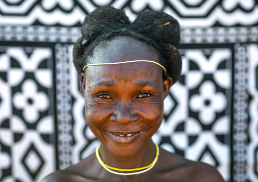 Nguendelengo tribe woman with the traditional bun hairstyle, Namibe Province, Capangombe, Angola