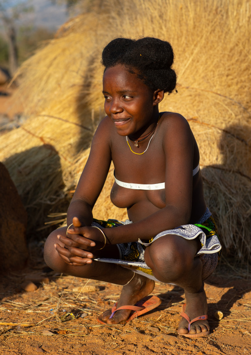 Nguendelengo tribe woman with the traditional bun hairstyle, Namibe Province, Capangombe, Angola