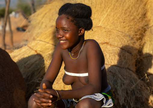 Nguendelengo tribe woman with the traditional bun hairstyle, Namibe Province, Capangombe, Angola