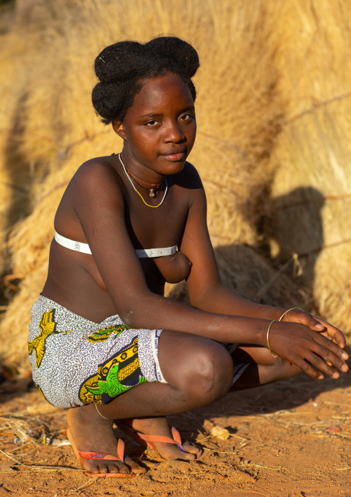 Nguendelengo tribe woman with the traditional bun hairstyle, Namibe Province, Capangombe, Angola