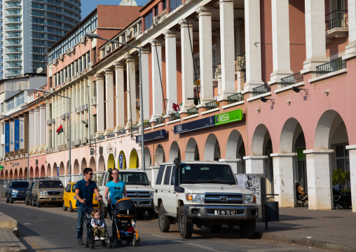 Family in the Marginal promenade called avenida 4 de fevereiro, Luanda Province, Luanda, Angola