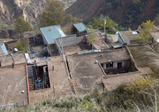 Monks houses in Shachong monastery, Qinghai Province, Wayaotai, China