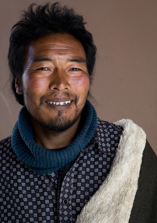 Portrait of a tibetan nomad man, Qinghai province, Tsekhog, China