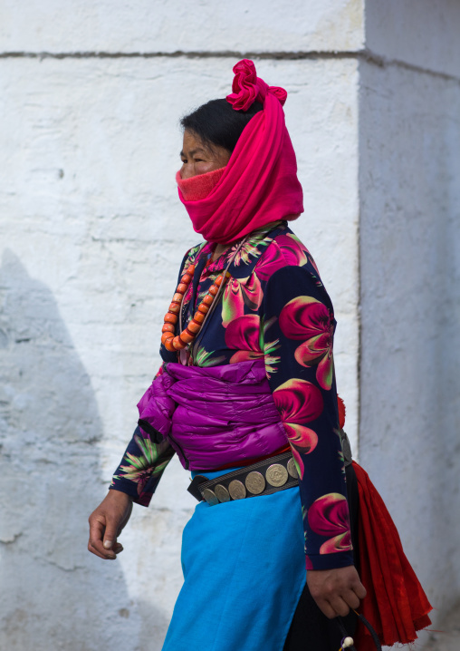 Tibetan pilgrim at the kora at Labrang monastery, Gansu province, Labrang, China