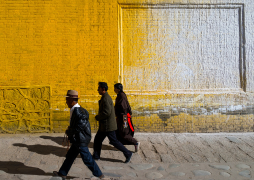 Tibetan pilgrims in traditional dress at kora around Rongwo monastery, Tongren County, Longwu, China