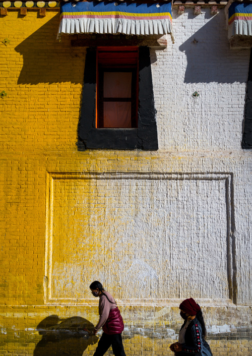 Tibetan pilgrims in traditional dress at kora around Rongwo monastery, Tongren County, Longwu, China