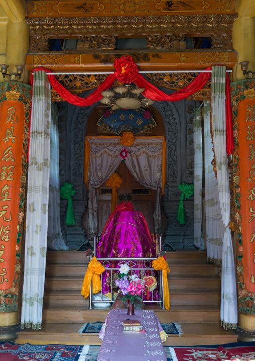 Grave of a sufi holy man in Yu Baba Gongbei islamic shrine complex, Gansu province, Linxia, China