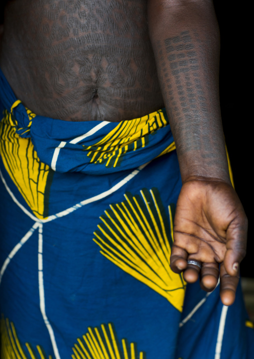 Benin, West Africa, Onigbolo Isaba, holi tribe woman belly and arm covered with traditional tattoos and scars made with a little knife