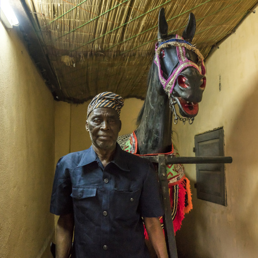 Benin, West Africa, Dassa-Zoumè, hippolyte zomahoun great grandson of king adjiki of dassa in front of the wooden horse on wheels