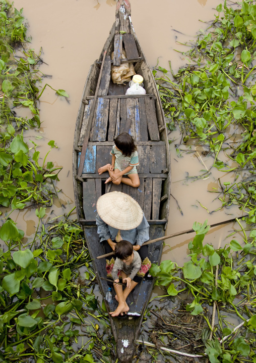 Cambodian family in a boat on Tonle sap lake, Siem Reap Province, Chong Kneas, Cambodia