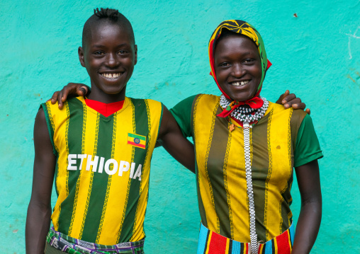 Smilinh bana tribe couple, Omo valley, Key afer, Ethiopia