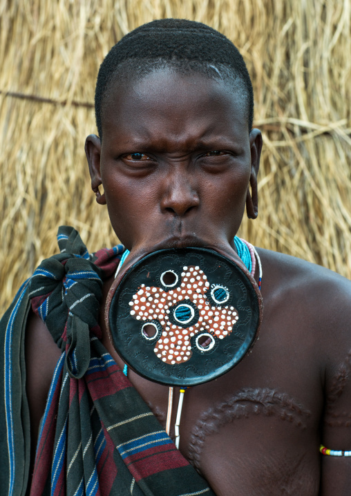 A mursi tribeswoman wearing a traditional lip-plate, Omo valley, Mago park, Ethiopia