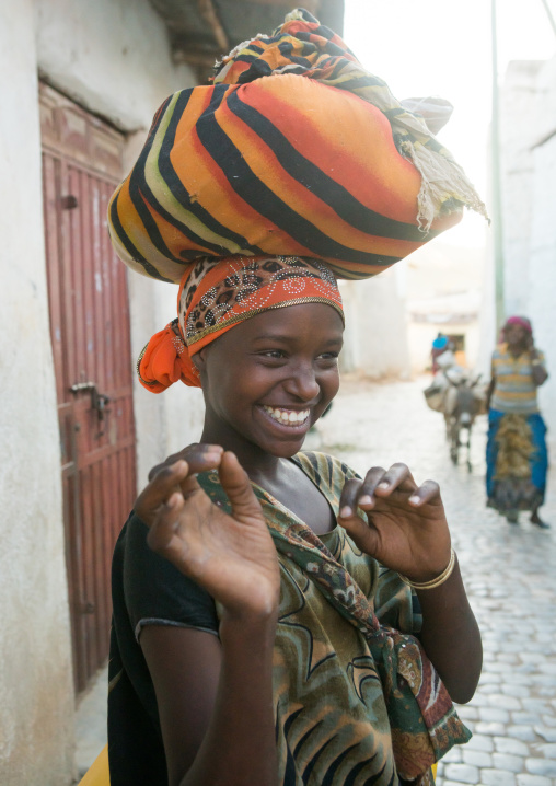 Ethiopian girl in the street carrying a bag on her head, Harari region, Harar, Ethiopia