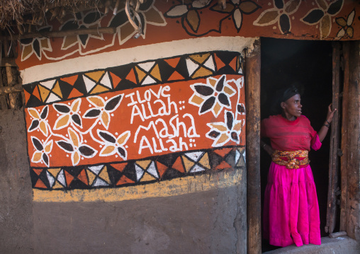 Ethiopia, Kembata, Alaba Kuito, ethiopian woman standing in front of her traditional painted house